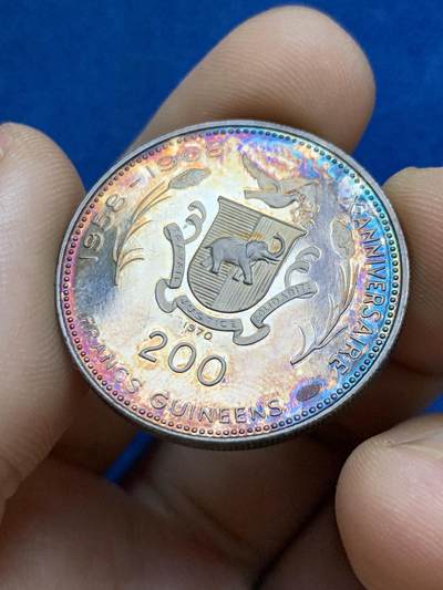 《竞宝斋》第424场 周日，周一，周二  3场连拍 （全场包邮） 约翰·肯尼迪与罗伯特·肯尼迪1969年200几内亚法郎，原册原证书，双面五彩包浆，双面转光，UNC底板，状态不错。