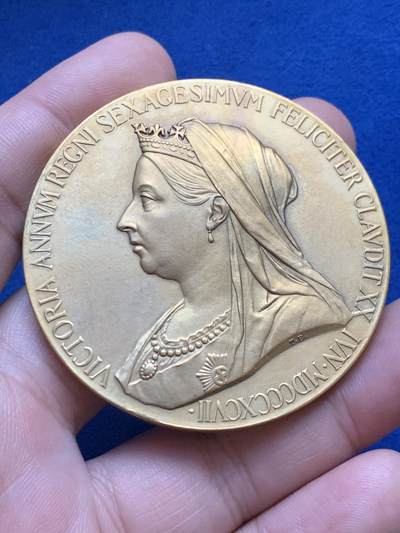 《竞宝斋》第424场 周日，周一，周二  3场连拍 （全场包邮） 英国1897年维多利亚加冕60周年大铜章，少见镀金，75.2克，55.5mm。