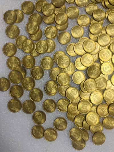 洪涛臻品批发群 精选邮票限时拍卖第1119期  8101卷拆原光20枚一组 边齿干净清爽无黑点。 币面轻微氧化如图，拍品实图，20枚一组为一拍，潜力品种，喜欢不要错过