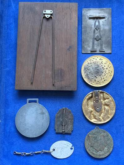 《竞宝斋》第424场 周日，周一，周二  3场连拍 （全场包邮） 外国章牌八枚 总重约346.2克 细节见图