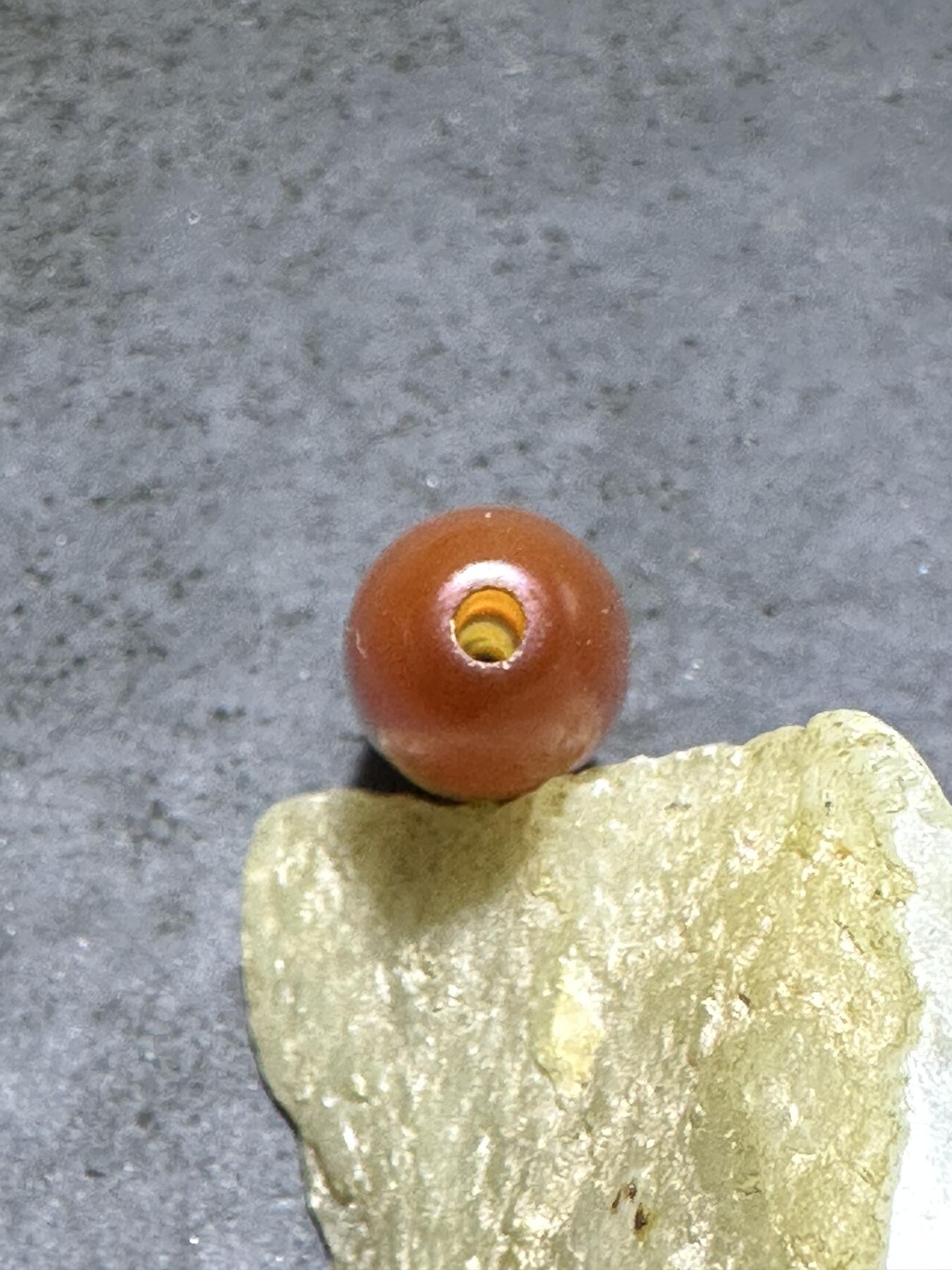 精美亚光高玉化红白双色千层纹缠丝玛瑙桶珠一颗，