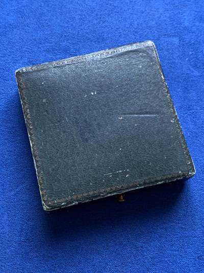 《竞宝斋》第424场 周日，周一，周二  3场连拍 （全场包邮） 1921年法国巴黎参议院授予克拉韦耶银质奖章  Louis Claveille [1860-1926] 为法国工程师、政治家，曾任法国公共工程部长，主导一战期间重大基础设施建设项目。59克，49.4mm，丰饶角1银标，带盒。