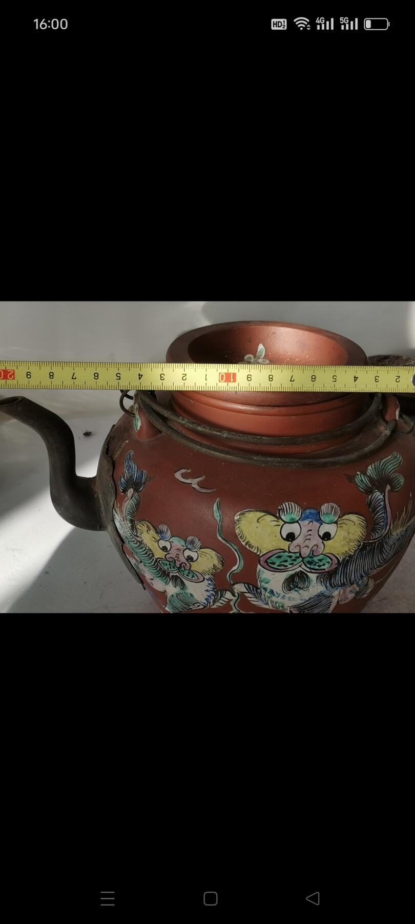 清代狮子图案紫砂壶一个，画工精致漂亮，有爆皮无冲线，品相良好如图
