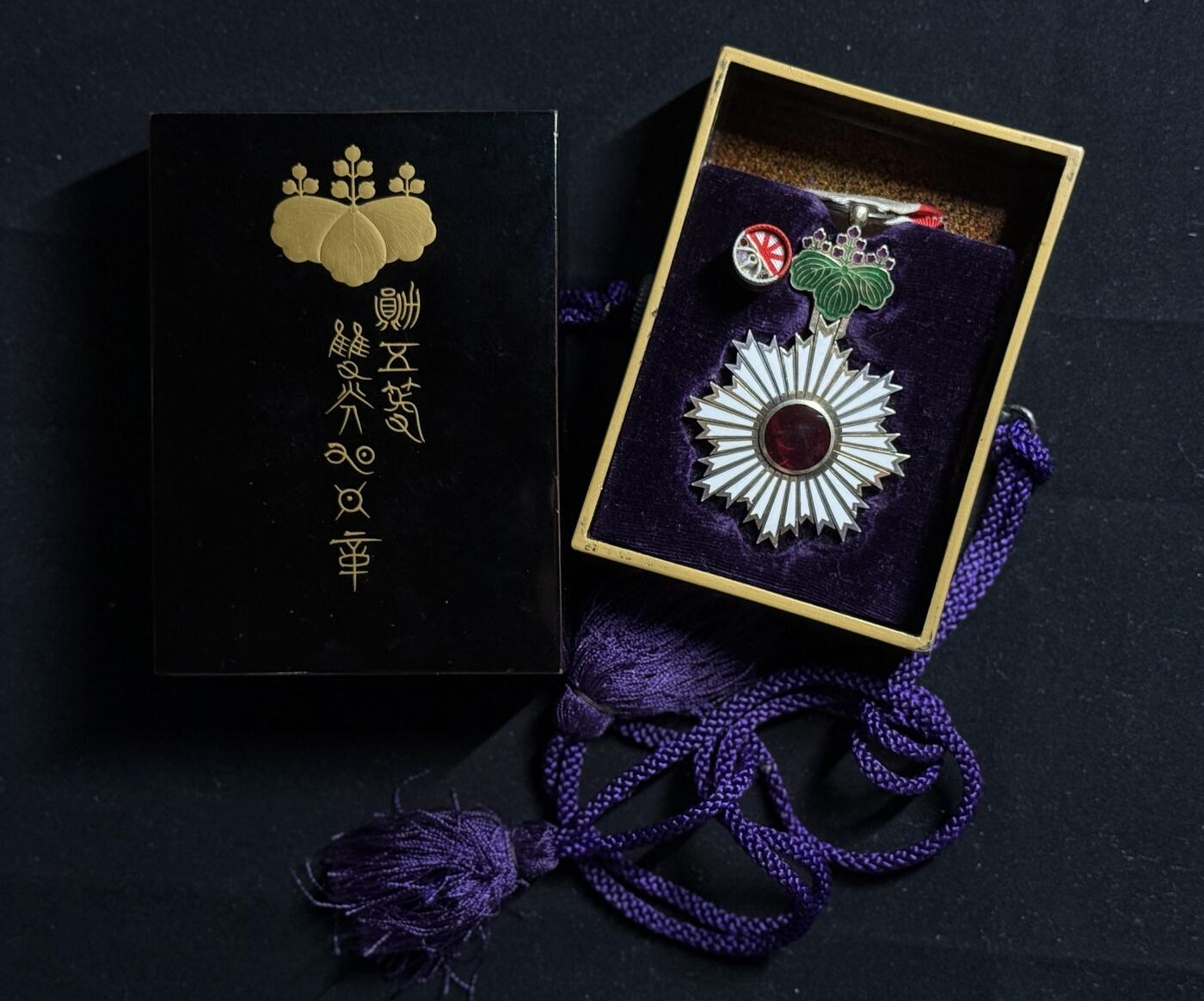 双节同庆！铭记历史！以史为鉴！戎马世界章牌大赏第106期 勋五等旭日章，外事版（用于外授，非常少见），明治末至大正早期，带旭日瑞宝双拼勋略，背面左上白色珐琅有修补