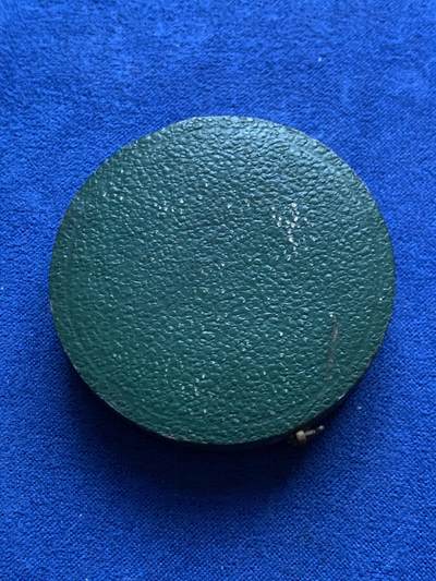 《竞宝斋》第424场 周日，周一，周二  3场连拍 （全场包邮） 法国殖民时期加拿大魁北克解放战役纪念银章 应该是1880后铸造 具体不详 丰饶角银标 38.1克 41.1mm 带盒 细节见图