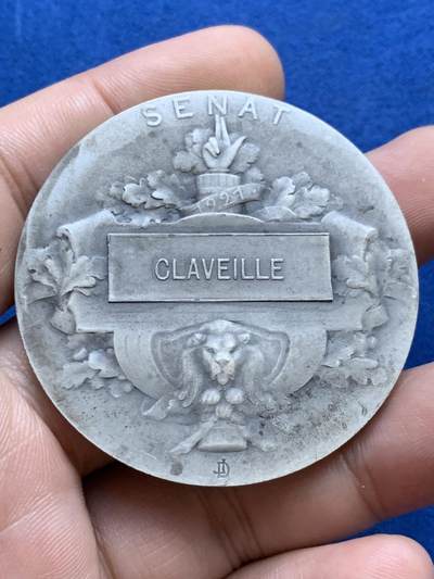 《竞宝斋》第424场 周日，周一，周二  3场连拍 （全场包邮） 1921年法国巴黎参议院授予克拉韦耶银质奖章  Louis Claveille [1860-1926] 为法国工程师、政治家，曾任法国公共工程部长，主导一战期间重大基础设施建设项目。59克，49.4mm，丰饶角1银标，带盒。