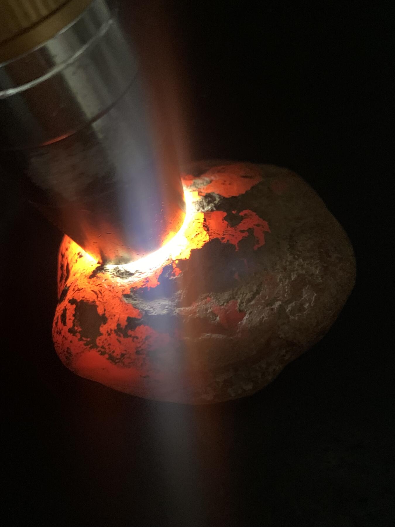 精美红皮红冻开窗料南红玛瑙原石一颗，