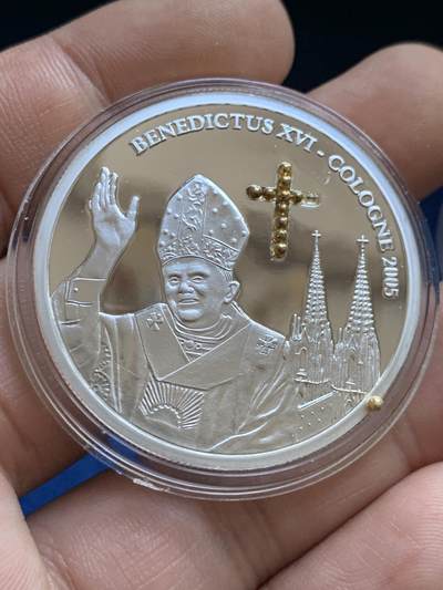 《竞宝斋》第424场 周日，周一，周二  3场连拍 （全场包邮） 刚果2005年教皇本笃十六世访问科隆10法郎银币，925银镶嵌镀24K金银珠（其中有掉落），25克，直径38.61，发行量5000枚，细节见图。