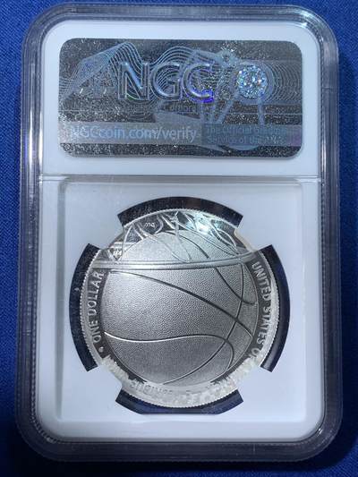 《竞宝斋》第424场 周日，周一，周二  3场连拍 （全场包邮） NGC PF70UC 美国2020年篮球名人堂1美元精制银币，PROOF精制币，币面清爽干净又漂亮，状态一流，冠军分。特殊凹面设计，加厚盒。