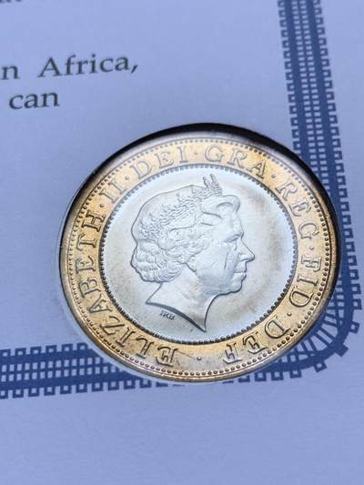 《竞宝斋》第424场 周日，周一，周二  3场连拍 （全场包邮） 英国2004年经典蒸汽机车主题纪念限量邮币封，嵌入同年同题材蒸汽机车主题2英镑双色金属硬币。超大幅奢华设计。