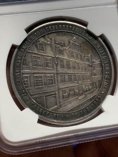 《竞宝斋》第424场 周日，周一，周二  3场连拍 （全场包邮） NGC MS62 德国 1899 歌德诞辰150周年银章 背面为法兰克福故居 细节雕刻极为精致繁褥。铜章合金章偶有，银章少见，国外铜章卖价超2000。