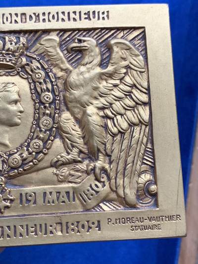 《竞宝斋》第424场 周日，周一，周二  3场连拍 （全场包邮） 法兰西荣誉军团博物馆纪念镀金超大铜章 约1925年铸造 256.8克 66*100mm 三角边铭 带原盒 本品为荣誉军团博物馆特别制作，融合拿破仑帝国象征元素，纪念1802年荣誉军团创立。雄鹰与皇冠