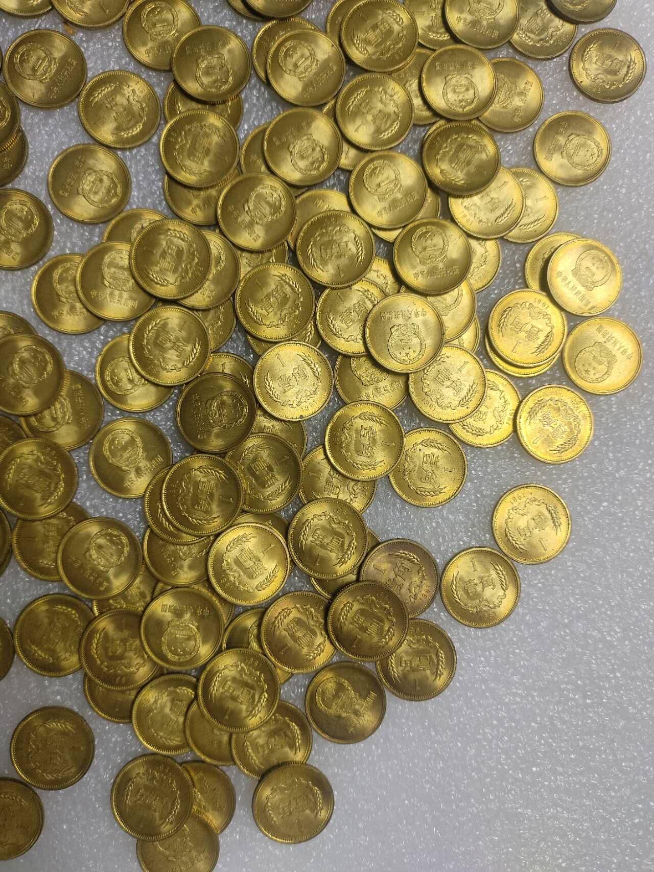 洪涛臻品批发群 精选邮票限时拍卖第1120期  8101卷拆原光20枚一组 边齿干净清爽无黑点。 币面轻微氧化如图，拍品实图，20枚一组为一拍，潜力品种，喜欢不要错过