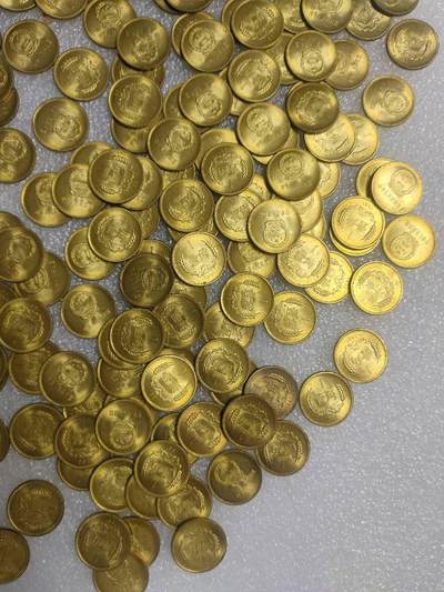 洪涛臻品批发群 精选邮票限时拍卖第1119期  8101卷拆原光20枚一组 边齿干净清爽无黑点。 币面轻微氧化如图，拍品实图，20枚一组为一拍，潜力品种，喜欢不要错过