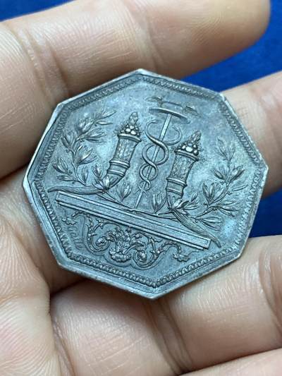 《竞宝斋》第424场 周日，周一，周二  3场连拍 （全场包邮） 法国殖民加勒(斯里兰卡)港口海商会八角银质代币，33.6MM，14.8克，早期无边铭醇厚均匀黑包浆较难得