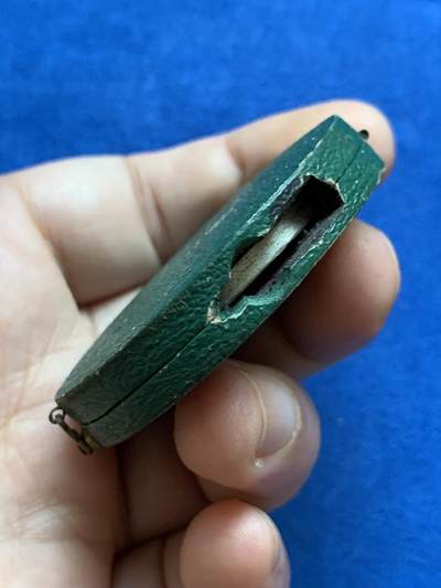 《竞宝斋》第424场 周日，周一，周二  3场连拍 （全场包邮） 法国殖民时期加拿大魁北克解放战役纪念银章 应该是1880后铸造 具体不详 丰饶角银标 38.1克 41.1mm 带盒 细节见图