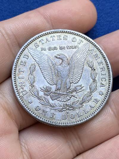 《竞宝斋》第424场 周日，周一，周二  3场连拍 （全场包邮） 美国1881年摩根1美元银币，包浆醇厚，带转光，底板干净细节饱满。