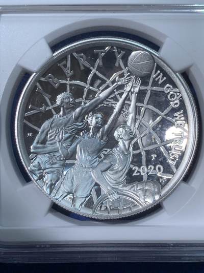 《竞宝斋》第424场 周日，周一，周二  3场连拍 （全场包邮） NGC PF70UC 美国2020年篮球名人堂1美元精制银币，PROOF精制币，币面清爽干净又漂亮，状态一流，冠军分。特殊凹面设计，加厚盒。