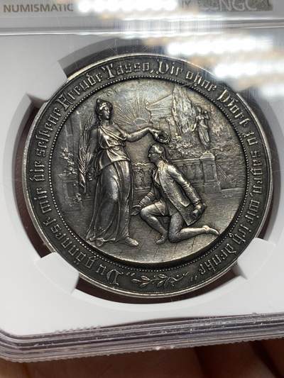 《竞宝斋》第424场 周日，周一，周二  3场连拍 （全场包邮） NGC MS62 德国 1899 歌德诞辰150周年银章 背面为法兰克福故居 细节雕刻极为精致繁褥。铜章合金章偶有，银章少见，国外铜章卖价超2000。