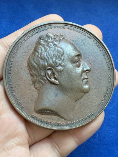 《竞宝斋》第424场 周日，周一，周二  3场连拍 （全场包邮） 英国 1827 克拉伦斯公爵（即后来的威廉四世）就任海军大臣纪念大铜章 行走在海中的不列颠妮娅 64.5mm 121.5g 目录：Eimer 1192，BHM 1296 作者J.Henning Sr