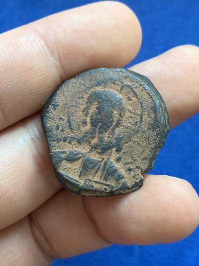 《竞宝斋》第424场 周日，周一，周二  3场连拍 （全场包邮） 拜占庭.匿名富力铜币，匿名B类铜富力压印于A类铜富力之上  ，此类10-11世纪匿名币为君士坦丁七世改革后陆续发行的富力铜币，此枚B类通常基督像钱币形制特征一般归类为罗曼努斯三世公元1028-1034年时期打制。面：耶 稣 半身像，君士坦丁堡打制。数据约：12.5克，27.2毫米。原状态沙漠坑，难得未清洗，整体保存较同类而言不错。细节见图