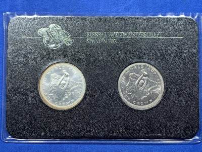 《竞宝斋》第424场 周日，周一，周二  3场连拍 （全场包邮） 马恩岛1982年西班牙世界杯克朗型纪念币一对 其中一枚是银币（925银，28.28克）