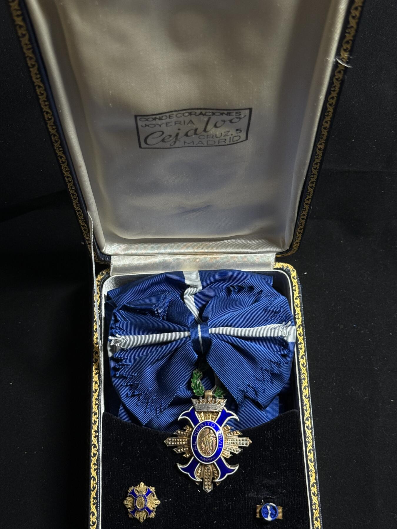 双节同庆！铭记历史！以史为鉴！戎马世界章牌大赏第106期 西班牙大十字级民事功勋勋章，盒略mini章齐全，银制，右上臂珐琅有损