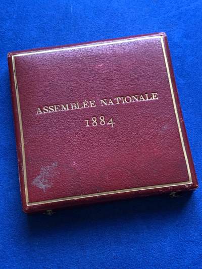 《竞宝斋》第424场 周日，周一，周二  3场连拍 （全场包邮） 名家J.C.chaplain1884年作品 法国宪法法律国民议会纪念大铜章 带原盒 168.9克 72.6mm 丰饶角铜标