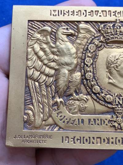 《竞宝斋》第424场 周日，周一，周二  3场连拍 （全场包邮） 法兰西荣誉军团博物馆纪念镀金超大铜章 约1925年铸造 256.8克 66*100mm 三角边铭 带原盒 本品为荣誉军团博物馆特别制作，融合拿破仑帝国象征元素，纪念1802年荣誉军团创立。雄鹰与皇冠