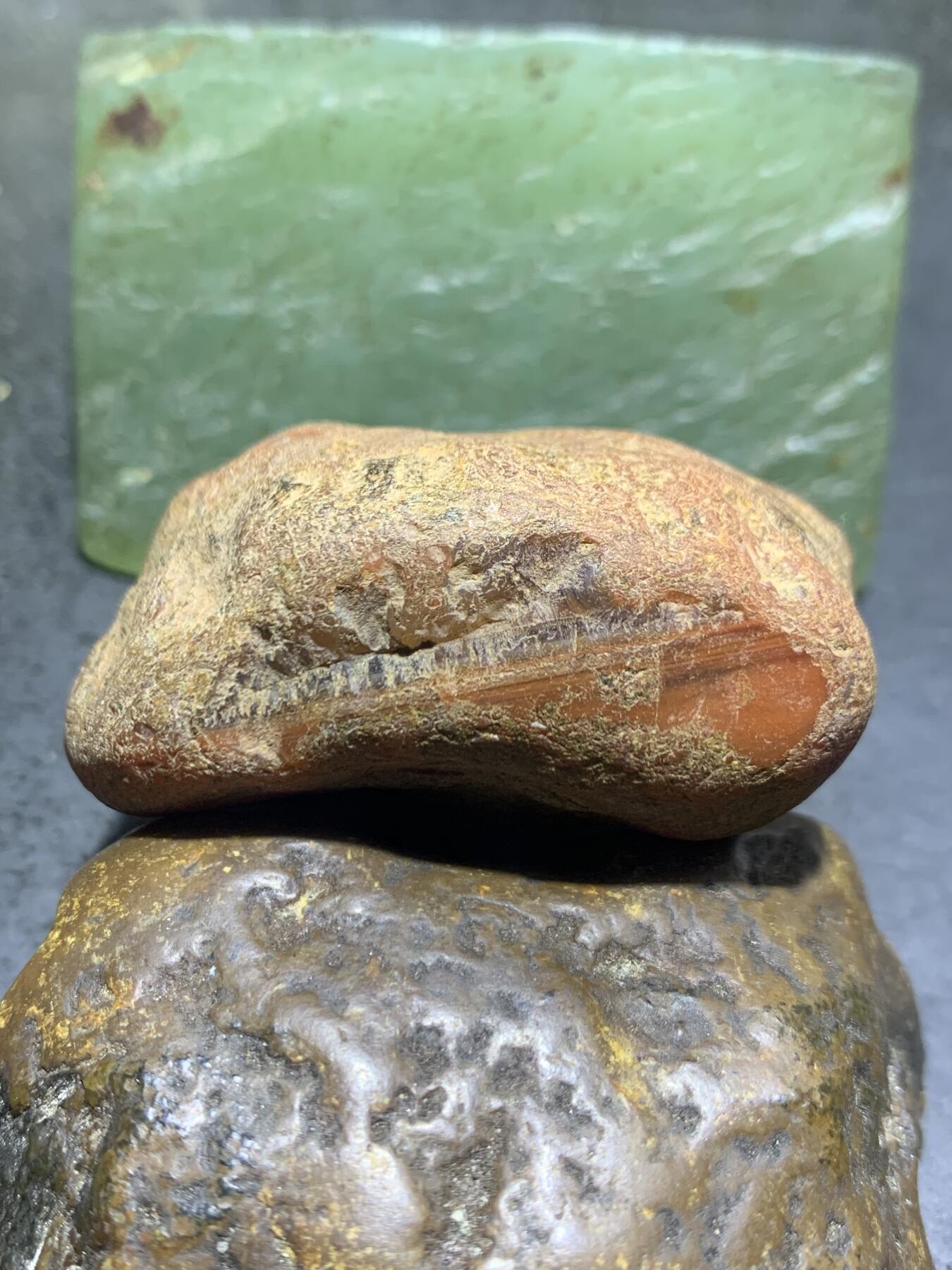 精美红皮红冻开窗料南红玛瑙原石一颗，