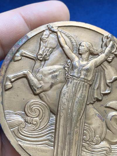 《竞宝斋》第424场 周日，周一，周二  3场连拍 （全场包邮） 1935法国诺曼底号邮轮铜章 169克 67.5mm