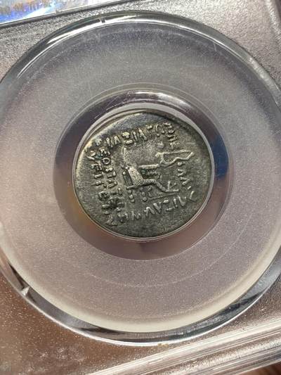 《竞宝斋》第424场 周日，周一，周二  3场连拍 （全场包邮） 公博评级 帕提亚王朝早期1德拉克马银币，阿尔萨克斯王朝奥罗德斯一世（Orodes I，约公元前80-前75年）1银德拉克马。正面：戴束带短须国王左侧头像，背面：宝座上弓箭手持弓右向坐像，ΒΑΣΙΛΕΩΣ ΜΕΓΑΛΟΥ ΑΡΣΑΚΟΥ ΘΕΟΠΑΤΟΡΟΣ ΕΥΕΡΓΕΤΟΥ（伟大君王、神裔阿尔萨克斯、恩主）原状态，整体相对保存不错。