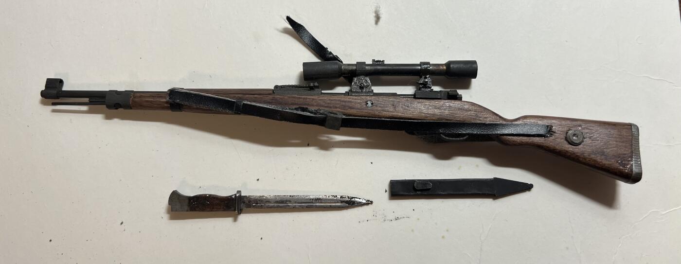 零元拍：钛金 1/6 金属与木制 WWII 98K狙击步枪 模型。瑕疵描述：抢带老化，其他全新。