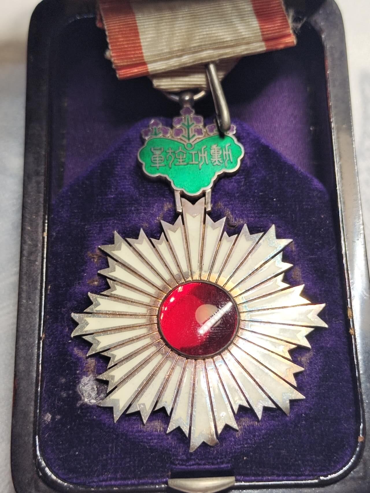 勋章奖章交易所2025年10月5拍卖 明治初期海军大尉定例六等旭日勋章+勋记一套