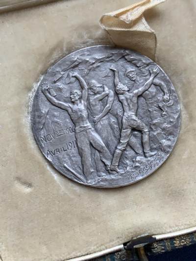 《竞宝斋》第424场 周日，周一，周二  3场连拍 （全场包邮） 名家René Grégoire作品 瑞士1911年勒奇山隧道贯通纪念银章 17.5克 36mm 带原盒  勒奇山铁路隧道（Lötschberg Tunnel）是瑞士阿尔卑斯山区的重要铁路工程，连接伯尔尼州（Bern）和瓦莱州（Valais），全长14.6公里。该隧道于1906年动工，1911年贯通，1913年正式通车，是20世纪初欧洲最艰巨的铁路工程之一，标志着瑞士铁路网的重要扩展。勒奇山隧道至今