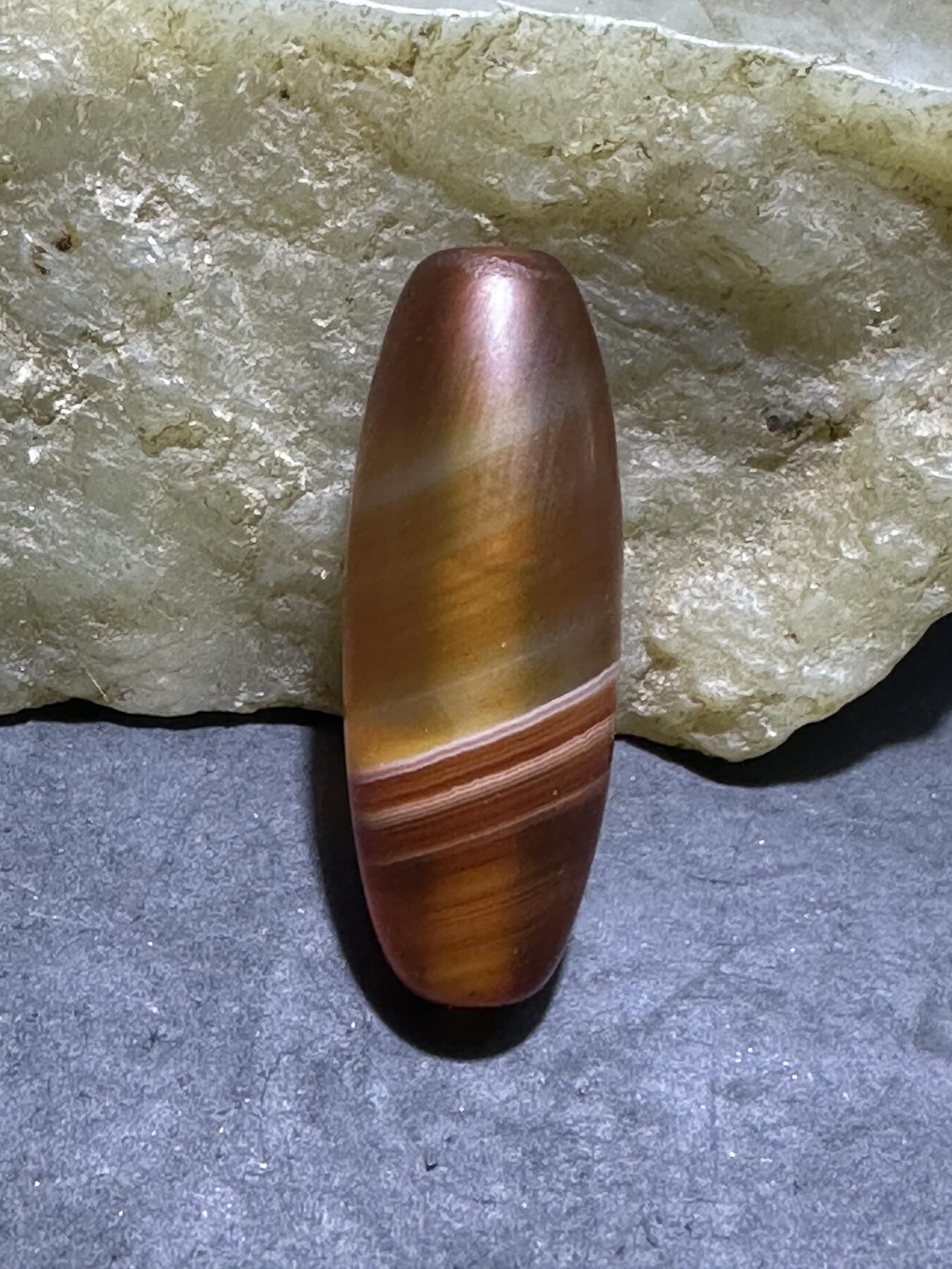 精美亚光高玉化红白双色千层纹缠丝玛瑙桶珠一颗，