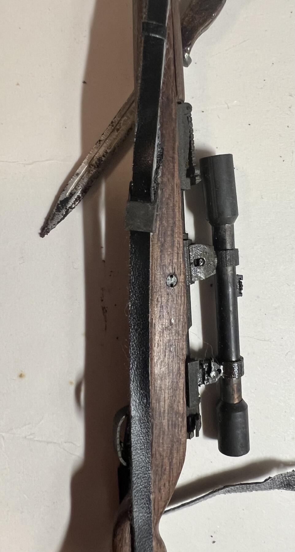 零元拍：钛金 1/6 金属与木制 WWII 98K狙击步枪 模型。瑕疵描述：抢带老化，其他全新。