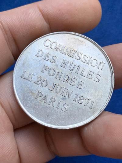 《竞宝斋》第424场 周日，周一，周二  3场连拍 （全场包邮） 法国巴黎油业委员会纪念银章，半裸女神手持蛇杖坐在油桶上，丰饶角AR，20.7克，38mm