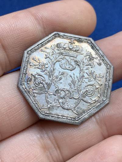 《竞宝斋》第424场 周日，周一，周二  3场连拍 （全场包邮） 法国17XX年路易十六皇家宝藏八角银质代币，原铸无边铭，31.6mm，11.4克