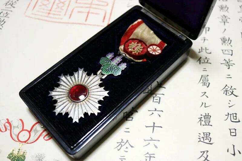 勋章奖章交易所2025年10月5拍卖 明治时期一等主计四等旭日勋章+勋记一套