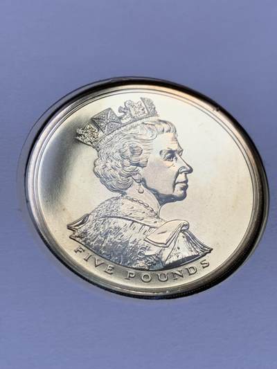 《竞宝斋》第424场 周日，周一，周二  3场连拍 （全场包邮） 英国2002年伊丽莎白二世女王登基50周年金禧纪念限量邮币封。同题材2002年英国5英镑克朗纪念币。超大设计。