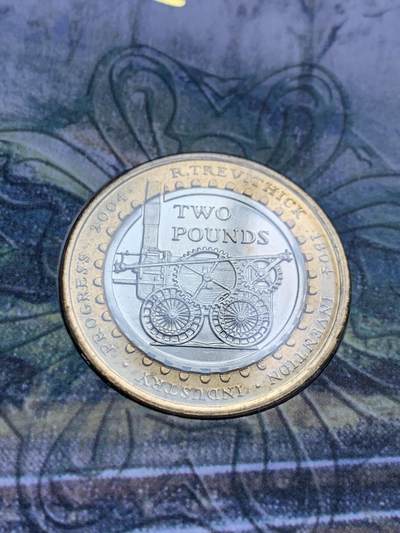 《竞宝斋》第424场 周日，周一，周二  3场连拍 （全场包邮） 英国2004年经典蒸汽机车主题纪念限量邮币封，嵌入同年同题材蒸汽机车主题2英镑双色金属硬币。超大幅奢华设计。