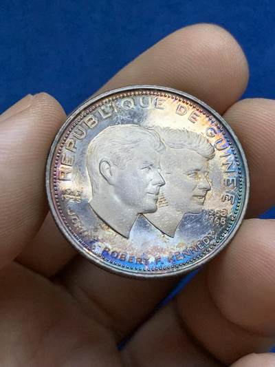 《竞宝斋》第424场 周日，周一，周二  3场连拍 （全场包邮） 约翰·肯尼迪与罗伯特·肯尼迪1969年200几内亚法郎，原册原证书，双面五彩包浆，双面转光，UNC底板，状态不错。