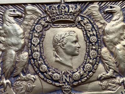 《竞宝斋》第424场 周日，周一，周二  3场连拍 （全场包邮） 法兰西荣誉军团博物馆纪念镀金超大铜章 约1925年铸造 256.8克 66*100mm 三角边铭 带原盒 本品为荣誉军团博物馆特别制作，融合拿破仑帝国象征元素，纪念1802年荣誉军团创立。雄鹰与皇冠