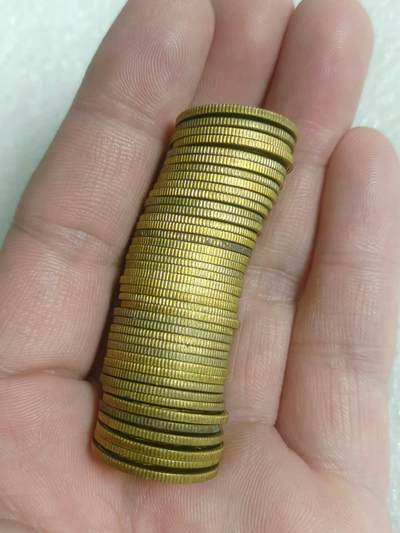 洪涛臻品批发群 精选邮票限时拍卖第1119期  8101卷拆原光40枚一组 边齿干净清爽无黑点。 币面轻微氧化如图，拍品实图，潜力品种，喜欢不要错过，数量有限，先到先得。