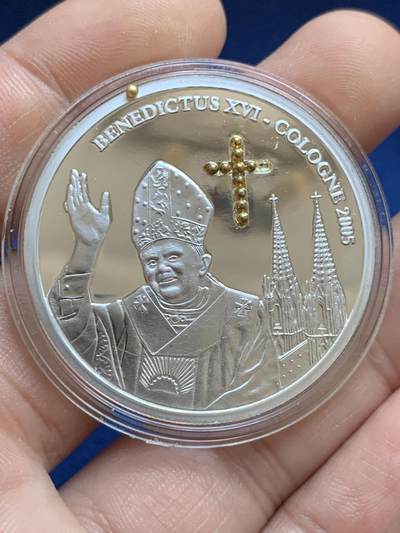 《竞宝斋》第424场 周日，周一，周二  3场连拍 （全场包邮） 刚果2005年教皇本笃十六世访问科隆10法郎银币，925银镶嵌镀24K金银珠（其中有掉落），25克，直径38.61，发行量5000枚，细节见图。