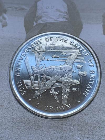 《竞宝斋》第424场 周日，周一，周二  3场连拍 （全场包邮） 英国马恩岛2000年英国空中保卫战60周年纪念，镶嵌马恩岛同年同款纪念克朗币。军史题材，核心事件，超大幅代入式设计。