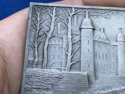 《竞宝斋》第424场 周日，周一，周二  3场连拍 （全场包邮） 法国皮埃尔商会欧洲矿业与铸造纪念镀银铜章 纪念奥古斯特·勒列夫尔主席50周年诞辰 90.9克 50.5*71mm 正方形铜标 原装包装盒保存 缪泽勒目录编号18/115 F