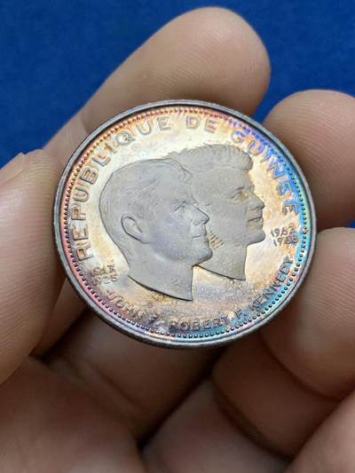 《竞宝斋》第424场 周日，周一，周二  3场连拍 （全场包邮） 约翰·肯尼迪与罗伯特·肯尼迪1969年200几内亚法郎，原册原证书，双面五彩包浆，双面转光，UNC底板，状态不错。