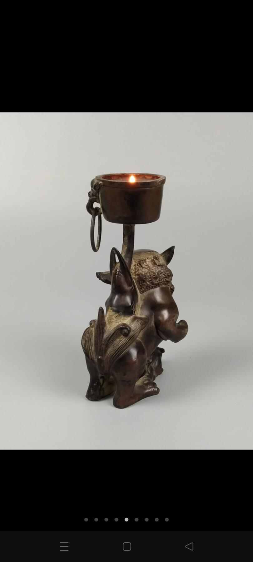 旧藏【双兽衔环铜烛台】 古雅的铜制烛台，背负着沉甸甸的历史。自战国时期便有了铜制烛台，而后历经各个朝代不断发展。瞧着燃烧的蜡烛散发出温暖的光亮，宛如目睹岁月的更迭。当烛台上燃起蜡烛时，那暖融融的光似乎能够穿透岁月，将人带回古老的往昔，去体会那种宁静与祥和！